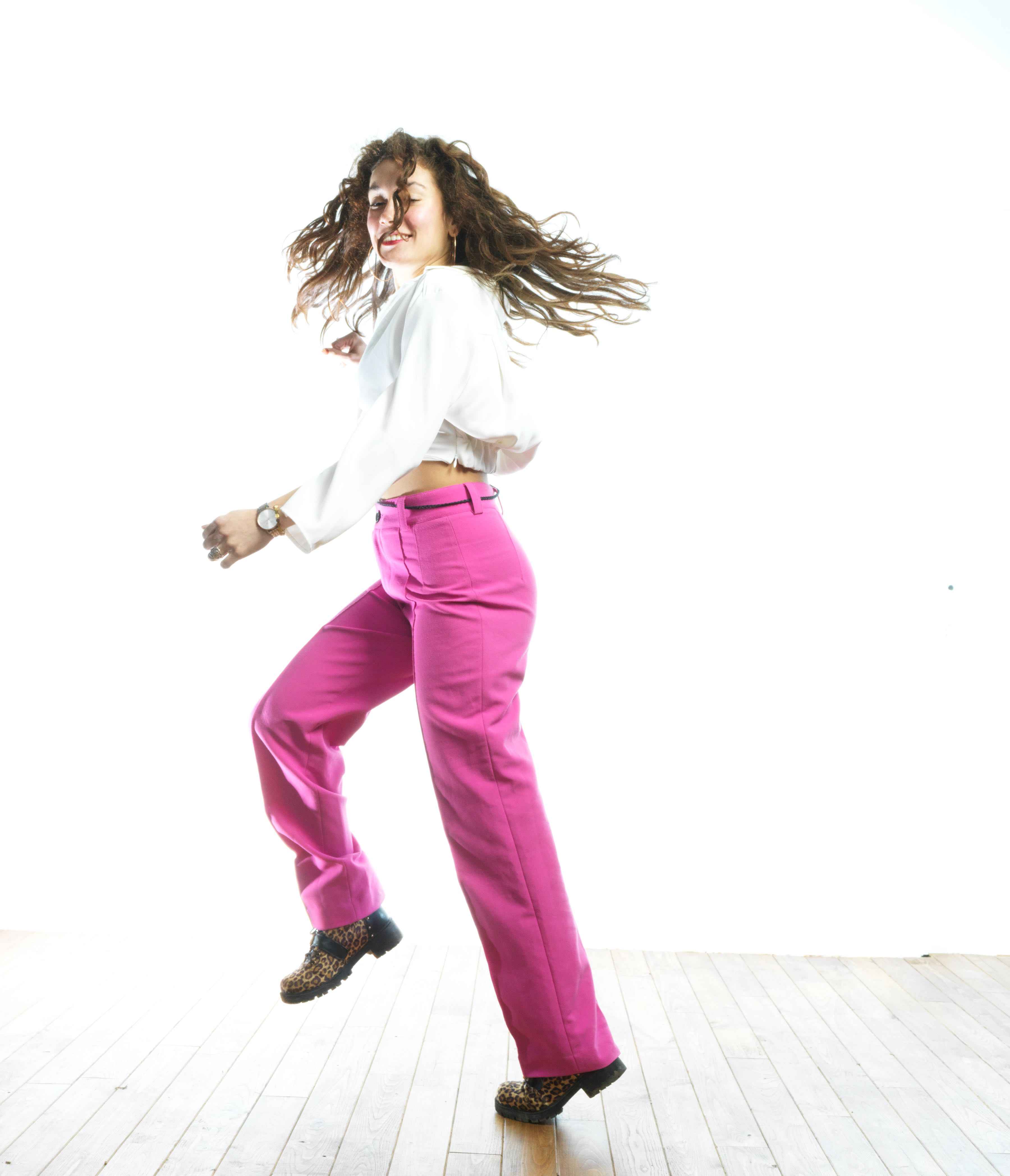 Margaux danse dans le studio